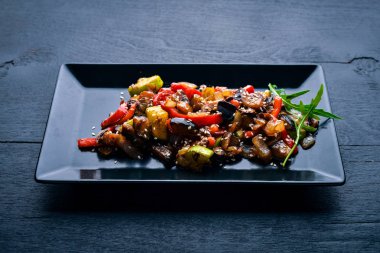 Bir plaka üzerinde baharatlar ile ızgara sebze. Ahşap bir arka plan üzerinde. Üstten Görünüm. Boş alan.