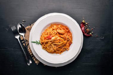 Ala Alio makarna. Ahşap bir arka plan üzerinde. Üstten Görünüm. Metin için boş alan.