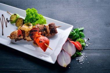 Dana eti kebap, domuz eti ve ızgara sebze. Ahşap bir arka plan üzerinde. Üstten Görünüm. Boş alan.