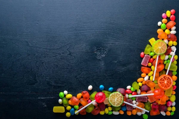 飴、お菓子、キャンディー。木製黒地。平面図です。空き容量. — ストック写真