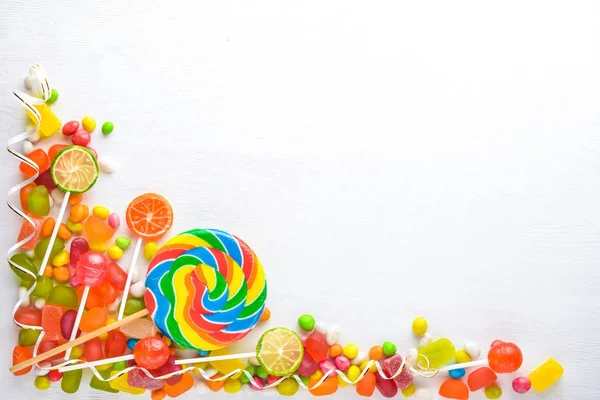 飴、お菓子、キャンディー。白い木製の背景。平面図です。空き容量. — ストック写真