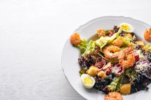 Ensalada de verduras y camarones y huevos de codorniz. Sobre un fondo de madera. Vista superior. Espacio libre . — Foto de Stock