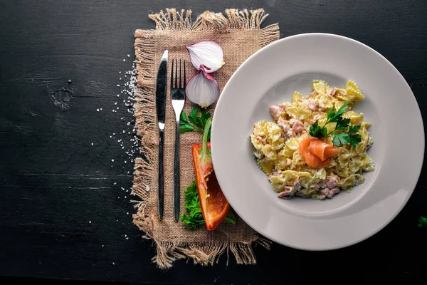 チキンとキノコのパスタ。イタリア料理。木製の背景。平面図です。テキスト用の空き容量. — ストック写真