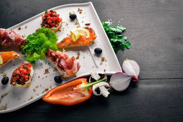 Bruschetta sandviç somon ve hamoon. Ahşap bir arka plan üzerinde. Üstten Görünüm. Boş alan.