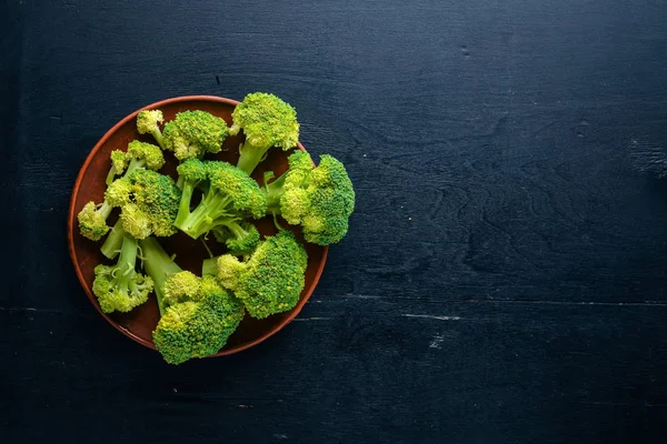 Broccoli op een houten achtergrond. Bovenaanzicht. Vrije ruimte. — Stockfoto