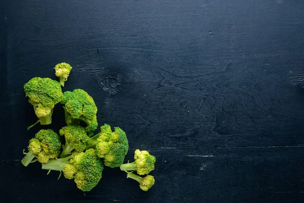 Broccoli op een houten achtergrond. Bovenaanzicht. Vrije ruimte. — Stockfoto