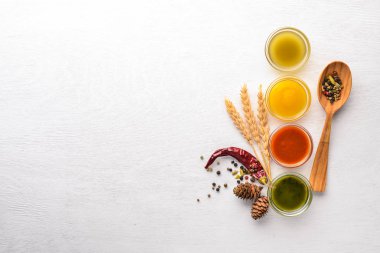 Baharat ve soslar kümesi. Ahşap bir arka plan üzerinde. Üstten Görünüm. Metin için boş alan.