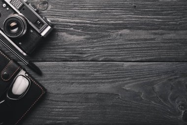 Kamera retro. Bir ahşap yüzeye. Üstten Görünüm. Metniniz için boş alan.
