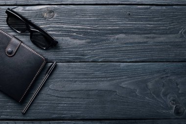 İş ofis, defter. Bir ahşap yüzeye. Üstten Görünüm. Metniniz için boş alan.