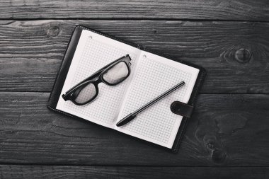 İş ofis, defter. Bir ahşap yüzeye. Üstten Görünüm. Metniniz için boş alan.