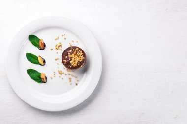 Ceviz ve çikolata pişirme. Bir ahşap yüzeye. Üstten Görünüm. Metniniz için boş alan.