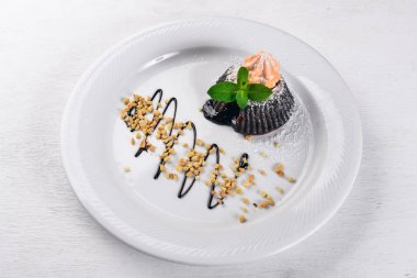 Çikolata Bisküvi dondurmalı kek. Tatlı. Bir ahşap yüzeye. Üstten Görünüm. Metniniz için boş alan.