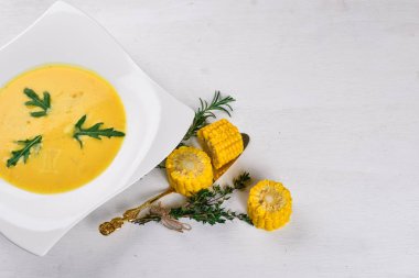 Mısır çorbası. Sağlıklı gıda. Bir ahşap yüzeye. Üstten Görünüm. Metniniz için boş alan.