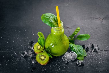 Kivi ve ıspanak taze meyve suyu. Kokteyl. Sağlıklı gıda. Bir ahşap yüzeye. Üstten Görünüm. Metniniz için boş alan.