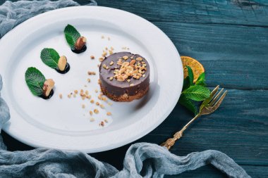 Ceviz ve çikolata pişirme. Bir ahşap yüzeye. Üstten Görünüm. Metniniz için boş alan.