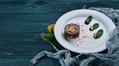 Ceviz ve çikolata pişirme. Bir ahşap yüzeye. Üstten Görünüm. Metniniz için boş alan.