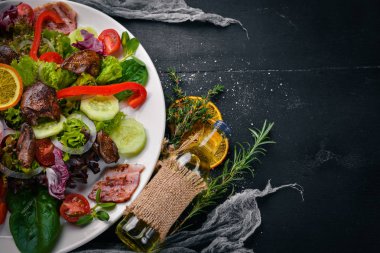 Domuz eti ve tavuk karaciğer salata. Bir ahşap yüzeye. Üstten Görünüm. Metniniz için boş alan.