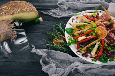 Hamon ve marul salatası salata. İtalyan mutfağı. Bir ahşap yüzeye. Üstten Görünüm. Metniniz için boş alan.