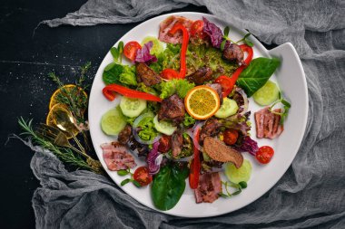 Domuz eti ve tavuk karaciğer salata. Bir ahşap yüzeye. Üstten Görünüm. Metniniz için boş alan.