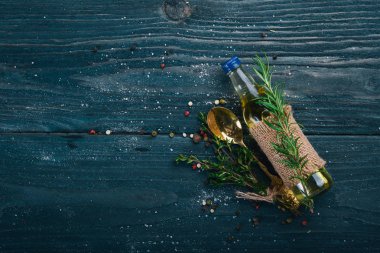 Yemek pişirmek için hazırlık. Eski çatal bıçak takımı. Bir ahşap yüzeye. Üstten Görünüm. Metniniz için boş alan.