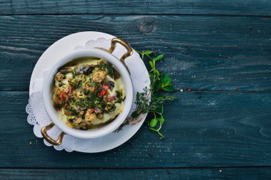 Mantar ve peynir pişmiş sebze. Bir ahşap yüzeye. Üstten Görünüm. Metniniz için boş alan.