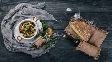 Mantar ve peynir pişmiş sebze. Bir ahşap yüzeye. Üstten Görünüm. Metniniz için boş alan.