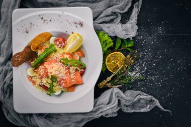 Tuzlanmış somon, peynir ve salata yaprakları salata. Bir ahşap yüzeye. Üstten Görünüm. Metniniz için boş alan.