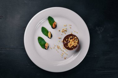 Ceviz ve çikolata pişirme. Bir ahşap yüzeye. Üstten Görünüm. Metniniz için boş alan.