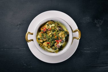 Mantar ve peynir pişmiş sebze. Bir ahşap yüzeye. Üstten Görünüm. Metniniz için boş alan.