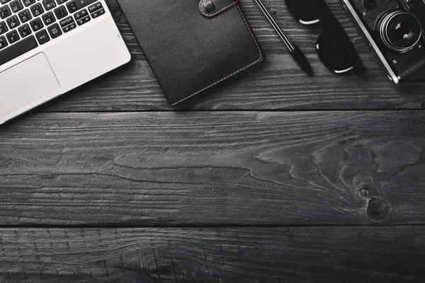 Espacio de trabajo de oficina, portátil, portátil y gafas. Sobre una superficie de madera. Vista superior. Espacio libre para tu texto . — Foto de Stock