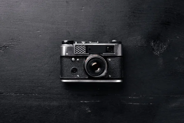 Camera retro. On a wooden surface. Top view. Free space for your text. — Stock Photo, Image