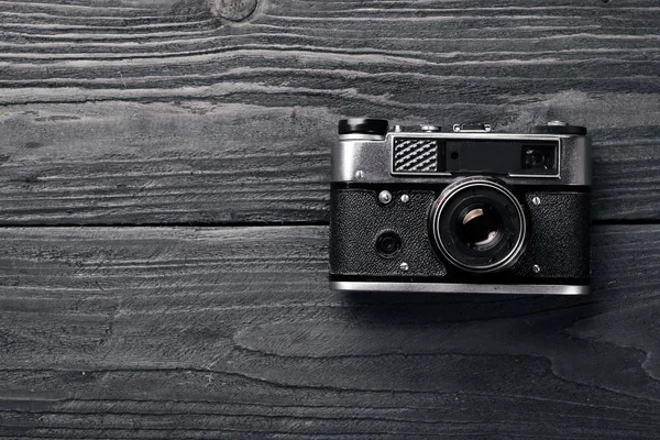 Camera retro. On a wooden surface. Top view. Free space for your text. — Stock Photo, Image