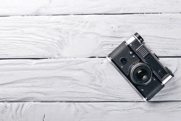 Camera retro. On a wooden surface. Top view. Free space for your text. — Stock Photo, Image