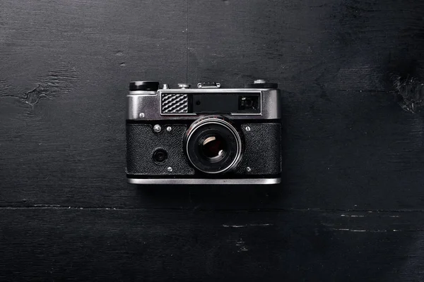 Camera retro. On a wooden surface. Top view. Free space for your text. — Stock Photo, Image