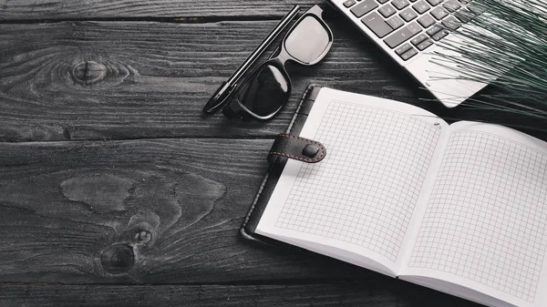 Escritório espaço de trabalho, notebook, laptop e óculos. Em uma superfície de madeira. Vista superior. Espaço livre para o seu texto . — Fotografia de Stock