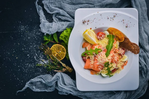 Salada com salmão salgado, queijo e folhas de salada. Em uma superfície de madeira. Vista superior. Espaço livre para o seu texto . — Fotografia de Stock