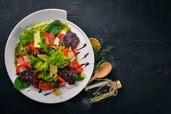 Rundvlees salade en verse groenten. Op een houten oppervlak. Bovenaanzicht. Vrije ruimte voor uw tekst. — Stockfoto