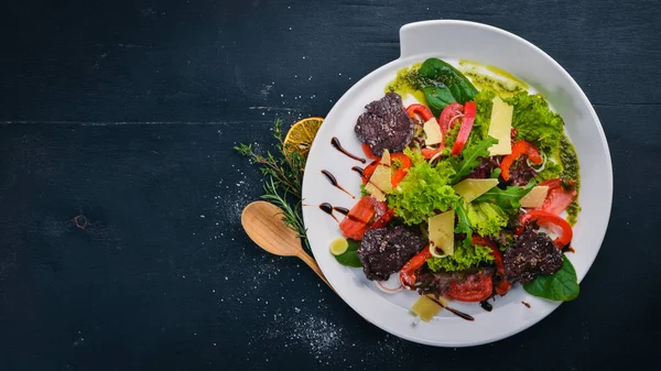 Ensalada de Carne y Verduras Frescas. Sobre una superficie de madera. Vista superior. Espacio libre para tu texto . — Foto de Stock