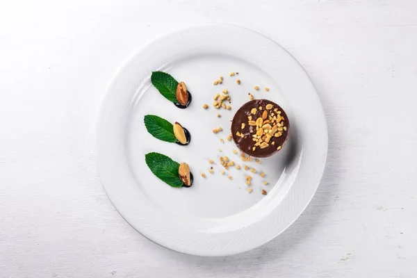 Walnuts and Chocolate Baking. On a wooden surface. Top view. Free space for your text. — Stock Photo, Image