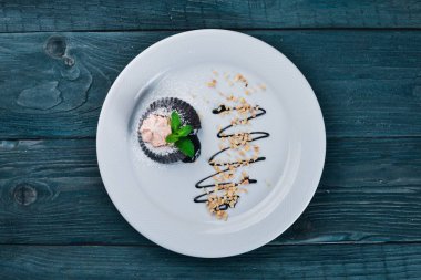 Çikolata Bisküvi dondurmalı kek. Tatlı. Bir ahşap yüzeye. Üstten Görünüm. Metniniz için boş alan.