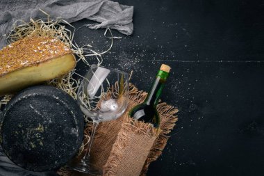 Bir şişe şarap, peynir ve baharat. İtalyan mutfağı. Bir ahşap yüzeye. Üstten Görünüm. Metniniz için boş alan.