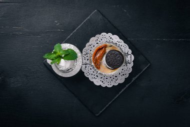 Tiramisu tatlı kurabiye ve mascarpone peyniri. Bir ahşap yüzeye. Üstten Görünüm. Metniniz için boş alan.