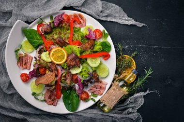 Domuz eti ve tavuk karaciğer salata. Bir ahşap yüzeye. Üstten Görünüm. Metniniz için boş alan.