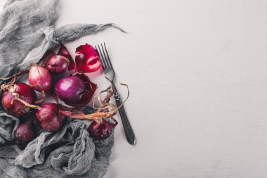 Olgun soğan. Ahşap bir arka plan üzerinde. Üstten Görünüm. Metniniz için boş alan.