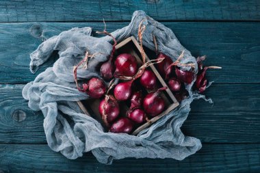 Olgun soğan. Ahşap bir arka plan üzerinde. Üstten Görünüm. Metniniz için boş alan.