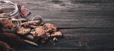 Çikolata kurabiye. Ahşap bir arka plan üzerinde. Üstten Görünüm. Metniniz için boş alan.