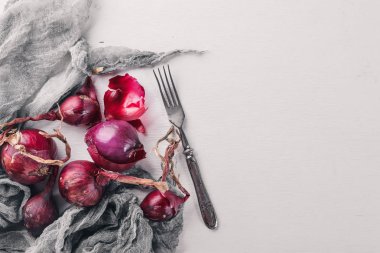 Olgun soğan. Ahşap bir arka plan üzerinde. Üstten Görünüm. Metniniz için boş alan.