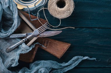 Yemek pişirmek için hazırlık. Eski çatal bıçak takımı. Ahşap bir arka plan üzerinde. Üstten Görünüm. Metniniz için boş alan.