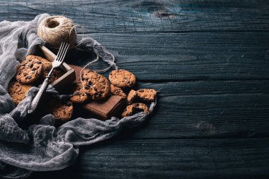 Çikolata kurabiye. Ahşap bir arka plan üzerinde. Üstten Görünüm. Metniniz için boş alan.