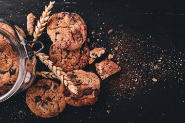 Çikolata kurabiye. Ahşap bir arka plan üzerinde. Üstten Görünüm. Metniniz için boş alan.